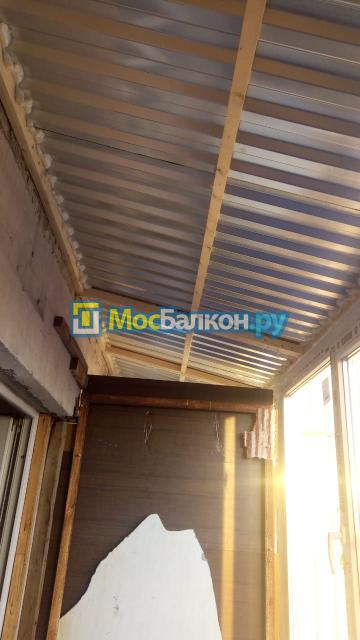 Зависимая деревянная крыша на лоджии