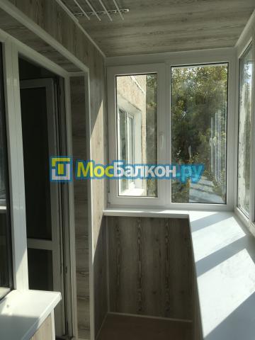 Пластиковое остекление на выносе подоконника