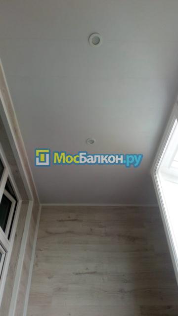 Отделка балкона ламинатом в доме П44 на лоджии формы "сапожок"